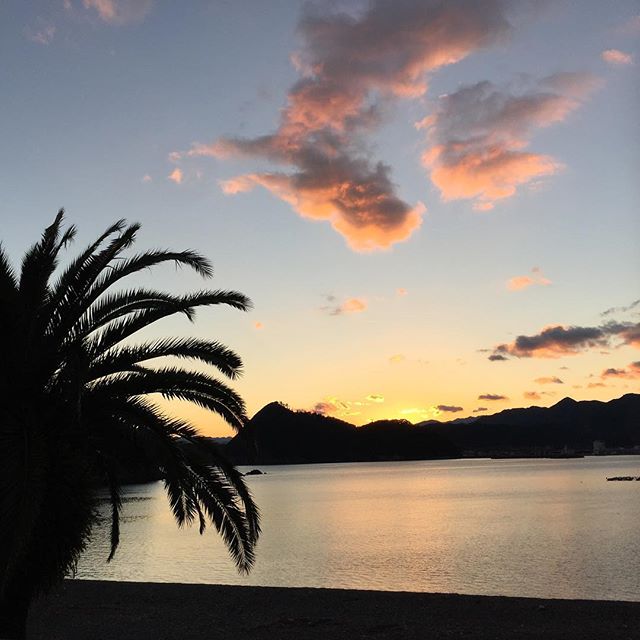 こんばんは^_^今年も1年間お世話になりました!おかげさまで今年も皆様と楽しく充実した1年間を過ごす事が出来ました^_^来年も皆様が素敵な笑顔になれるように頑張っていきたいと思いますので、何卒よろしくお願い致しますm(_ _)m来年は2017.1.5からの営業となりますのでよろしくお願い致しますm(_ _)mそれでは良いお年を〜^_^